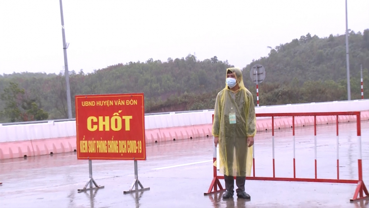 Dầm mưa chốt chặn, kiểm soát người đi lại trên cao tốc Hạ Long - Vân Đồn